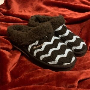 Skechers Ladies size 7.5 Blue and Brown Knit Zigzag Slippers with hard sole.
